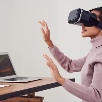 Mujer con gafas de realidad virtual